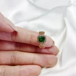 pierścionek z zielonym oczkiem