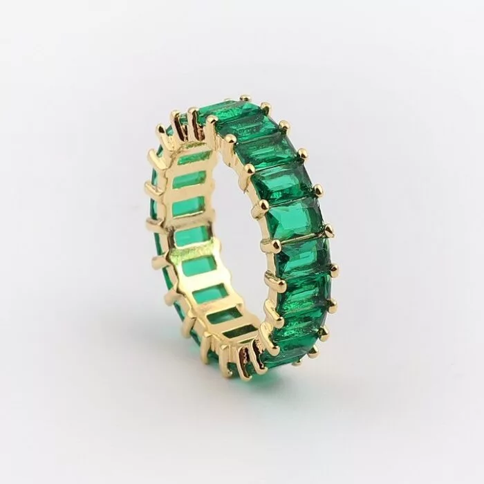pierścionek z zielonym kamieniem