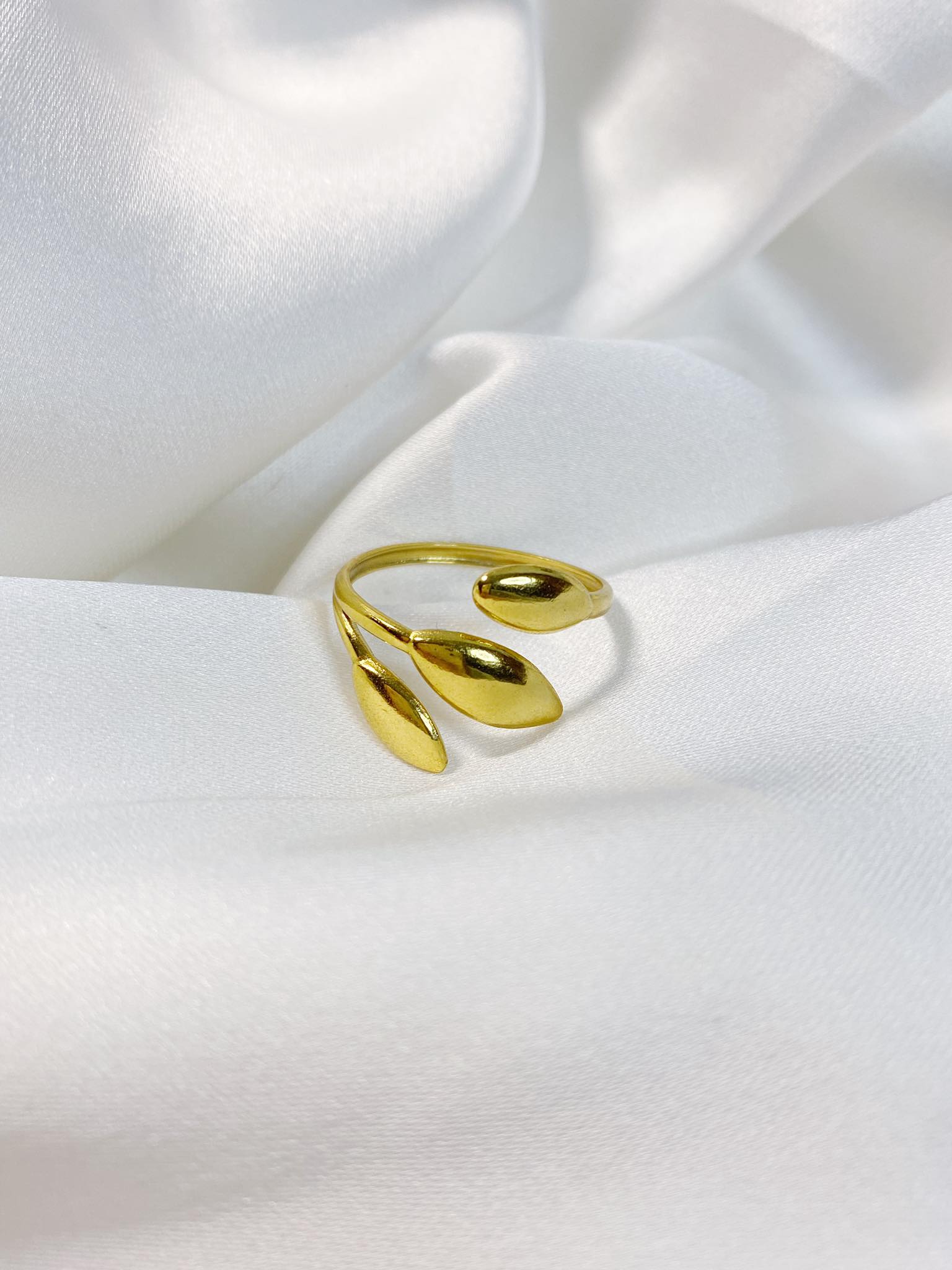 Regulowany pierścionek w kształcie listków