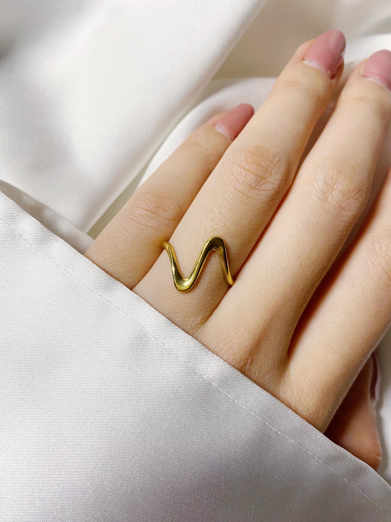 Regulowany pierścionek w kształcie fali